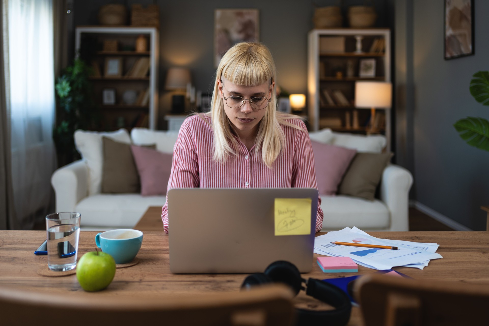 Joven empresaria investiga para su nuevo trabajo y empleador desde la oficina en casa en una computadora portátil. Empresaria navegando por internet en busca de soluciones y mejora del marketing digital de su pequeña empresa